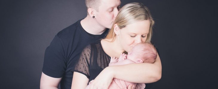 Familie mit neugeborenem Baby auf dem Arm