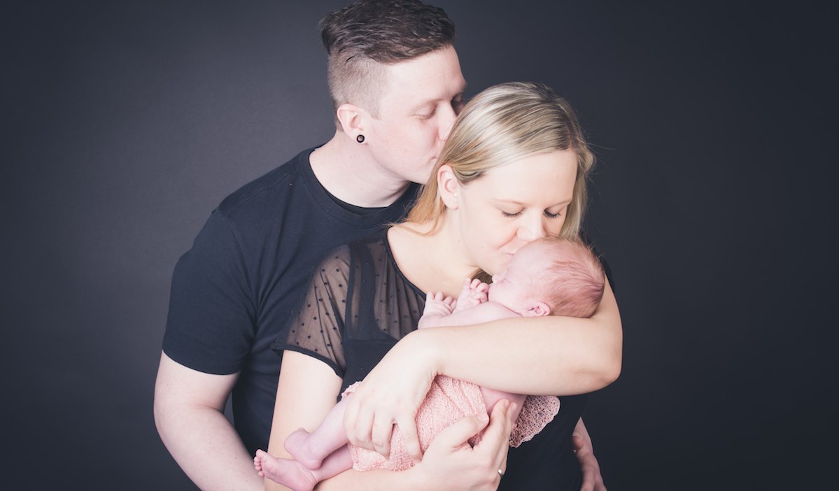 Familie mit neugeborenem Baby auf dem Arm