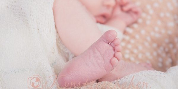 ein Baby streckt sein Füßchen direkt in die Kamera ein schönes Babyfoto