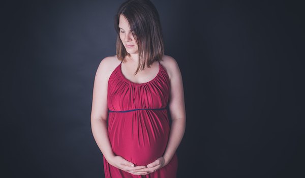 Schwangerschaftsfotografie bei Kunstgeschehen mit geschmackvollen Kleidern